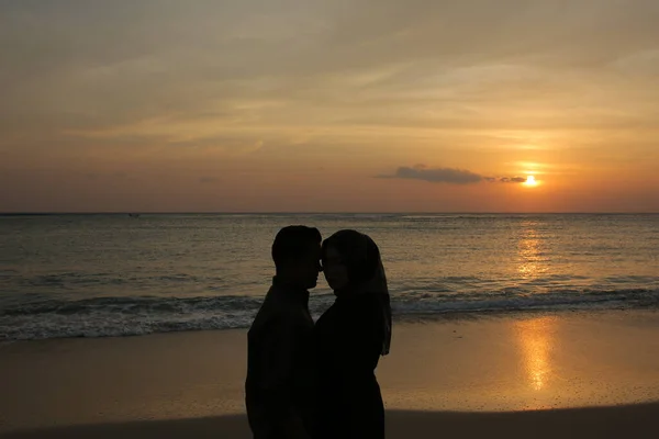 日落与你的伴侣在班达亚齐 — 图库照片