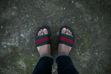 Öğleden sonra terlikler ve ayaklar