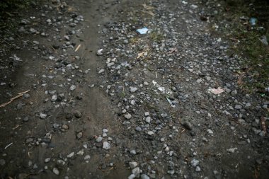 Çatlaklar ve çiziklerle asfalt yol