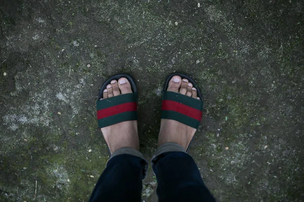 Öğleden sonra terlikler ve ayaklar