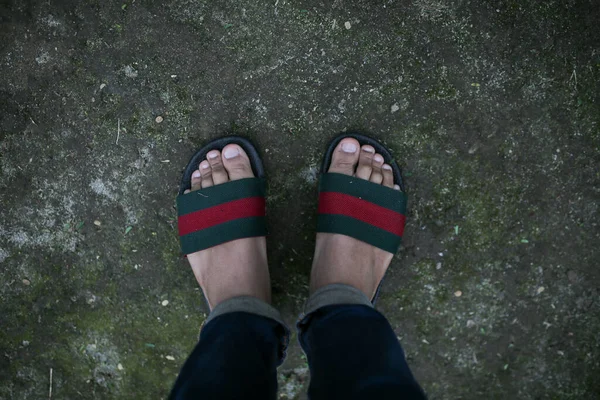 Öğleden sonra terlikler ve ayaklar