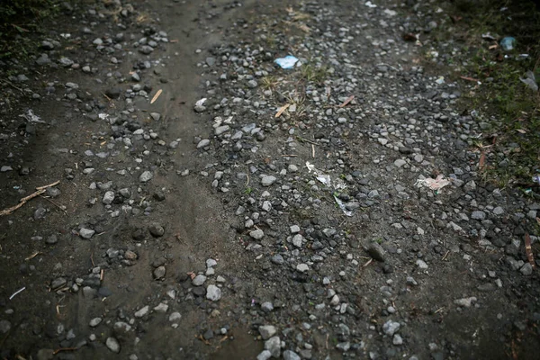 Çatlaklar ve çiziklerle asfalt yol