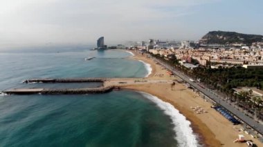 İnsansız hava aracı Barcelona 'yı vurdu. Barcelona 'da canlı bir yüzme ve güneşlenme sahili. İnsanlar plajda dinleniyor. Barselona 'nın panoramik manzarası. İHA 'dan İspanya.