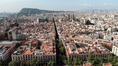 İnsansız hava aracı Barcelona 'yı vurdu. Barcelona 'da yoğun gelişme. İspanya 'daki bir şehrin havadan görünüşü. Barselona 'nın panoramik manzarası. İHA 'dan İspanya.