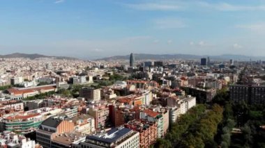 İnsansız hava aracı Barcelona 'yı vurdu. Barcelona 'da yoğun gelişme. İspanya 'daki bir şehrin havadan görünüşü. Barselona 'nın panoramik manzarası. İHA 'dan İspanya.