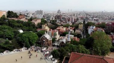 İnsansız hava aracı Park Guell 'i Barselona' da vurdu. Barselona 'nın panoramik manzarası. İHA 'dan İspanya. Barcelona 'nın tepesine park et. İspanya 'daki bahçe ve yerleşim alanlarının insansız hava aracı görüntüsü.