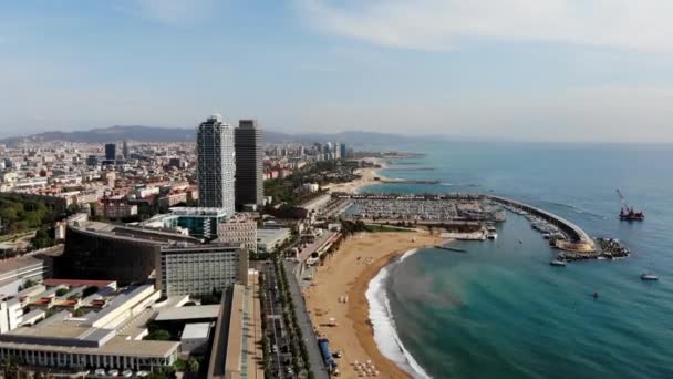 Dron Zastřelil Barcelonu Přístav Loděmi Pobřeží Drone Pohled Pulzující Koupání — Stock video