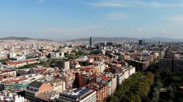 无人机击中了巴塞罗那巴塞罗那的密集发展 从空中俯瞰西班牙的一座城市 巴塞罗那市的全景 西班牙无人驾驶飞机 — 图库视频影像