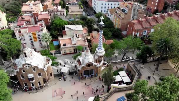 Drone在巴塞罗那射杀了Park Guell巴塞罗那市的全景 西班牙从无人驾驶飞机 停在巴塞罗那的顶部 西班牙花园和住宅区的Drone视图 — 图库视频影像