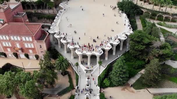 バルセロナのドローン ショット パーク グエル バルセロナの街のパノラマビュー ドローンからスペイン バルセロナの頂上に公園 スペインにおける庭園と住宅地のドローンビュー — ストック動画