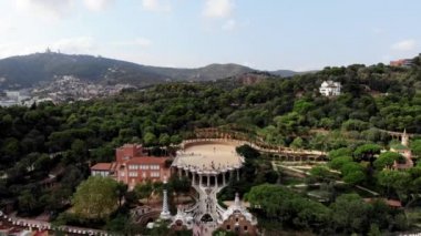 İnsansız hava aracı Park Guell 'i Barselona' da vurdu. Barselona 'nın panoramik manzarası. İHA 'dan İspanya. Barcelona 'nın tepesine park et. İspanya 'daki bahçe ve yerleşim alanlarının insansız hava aracı görüntüsü.