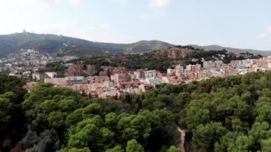 Barselona 'nın panoramik manzarası. İHA 'dan İspanya. Barcelona 'nın tepesine park et. İspanya 'daki bahçe ve yerleşim alanlarının insansız hava aracı görüntüsü.