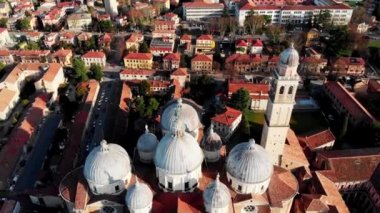 Kuzey İtalya 'daki Padua' nın hava manzarası. Prato della Valle 'nin insansız hava aracı görüntüsü. Padua 'daki Santa Justina Bazilikası' nın havadan görünüşü. Padua şehrindeki Katolik Kilisesi.