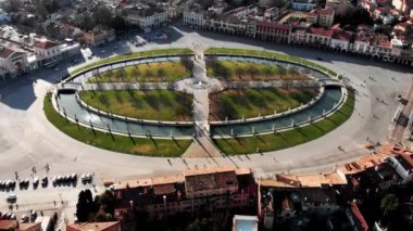 Kuzey İtalya 'daki Padua' nın hava manzarası. Prato della Valle 'nin insansız hava aracı görüntüsü. Meydanın merkezi etrafında elips şeklinde bir kanal var. Kanal üzerinde köprüler ve çift sıra heykeller.
