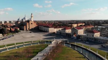 Kuzey İtalya 'daki Padua' nın hava manzarası. Prato della Valle 'nin insansız hava aracı görüntüsü. Padua 'daki Santa Justina Bazilikası' nın havadan görünüşü. Padua şehrindeki Katolik kilisesi. Kanalın üzerindeki köprü.