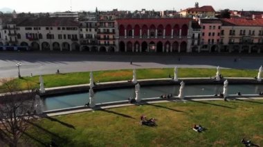 Kuzey İtalya 'daki Padua' nın hava manzarası. Prato della Valle 'nin insansız hava aracı görüntüsü. Meydanın merkezi etrafında elips şeklinde bir kanal var. Kanal üzerinde köprüler ve çift sıra heykeller.