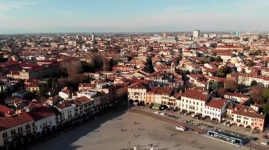Kuzey İtalya 'daki Padua' nın hava manzarası. Prato della Valle 'nin insansız hava aracı görüntüsü. Meydanın merkezi etrafında elips şeklinde bir kanal var. Kanal üzerinde köprüler ve çift sıra heykeller.