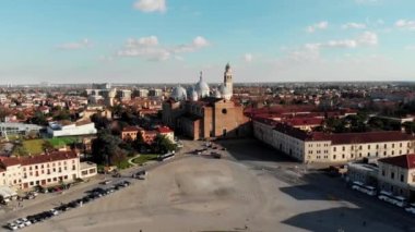 Kuzey İtalya 'daki Padua' nın hava manzarası. Prato della Valle 'nin insansız hava aracı görüntüsü. Padua 'daki Santa Justina Bazilikası' nın havadan görünüşü. Padua şehrindeki Katolik Kilisesi