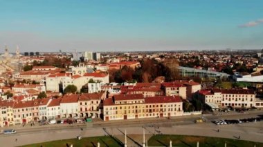 Kuzey İtalya 'daki Padua' nın hava manzarası. Prato della Valle 'nin insansız hava aracı görüntüsü. Meydanın merkezi etrafında elips şeklinde bir kanal var. Kanal üzerinde köprüler ve çift sıra heykeller.