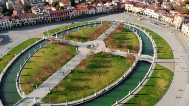 Kuzey İtalya 'daki Padua' nın hava manzarası. Prato della Valle 'nin insansız hava aracı görüntüsü. Meydanın merkezi etrafında elips şeklinde bir kanal var. Kanal üzerinde köprüler ve çift sıra heykeller.