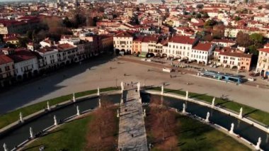 Kuzey İtalya 'daki Padua' nın hava manzarası. Prato della Valle 'nin insansız hava aracı görüntüsü. Meydanın merkezi etrafında elips şeklinde bir kanal var. Kanal üzerinde köprüler ve çift sıra heykeller.