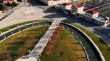 Kuzey İtalya 'daki Padua' nın hava manzarası. Prato della Valle 'nin insansız hava aracı görüntüsü. Meydanın merkezi etrafında elips şeklinde bir kanal var. Kanal üzerinde köprüler ve çift sıra heykeller.