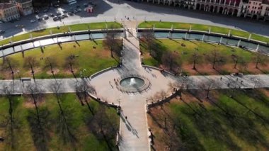 Kuzey İtalya 'daki Padua' nın hava manzarası. Prato della Valle 'nin insansız hava aracı görüntüsü. Meydanın merkezi etrafında elips şeklinde bir kanal var. Kanal üzerinde köprüler ve çift sıra heykeller.