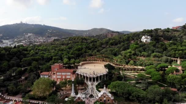 Drone Πυροβόλησε Τον Park Guell Στη Βαρκελώνη Πανοραμική Θέα Της — Αρχείο Βίντεο