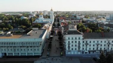 Sumy 'de Ukrayna bayrağı taşıyan birçok insanın insansız hava aracı görüntüsü. Spaso-Preobrazhensky Katedrali Ukrayna. Sumy şehrinde Ukrayna 'nın Bağımsızlık Günü. Birleşik insanlar. Sumy 'deki Ortodoks Katedrali