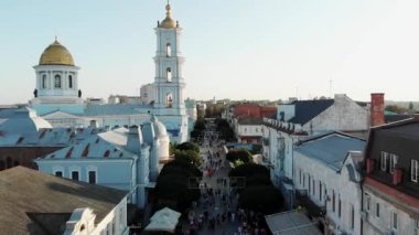 Ukrayna 'nın Sumy şehir merkezinde birçok insanın insansız hava aracı ile vurulması. Spaso-Preobrazhensky Katedrali Ukrayna. Sumy şehrinde Ukrayna 'nın Bağımsızlık Günü. Birleşmiş insanlar.