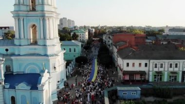 Sumy 'de Ukrayna bayrağı taşıyan birçok insanın insansız hava aracı görüntüsü. Spaso-Preobrazhensky Katedrali Ukrayna. Sumy şehrinde Ukrayna 'nın Bağımsızlık Günü. Birleşik insanlar. Sumy 'deki Ortodoks Katedrali