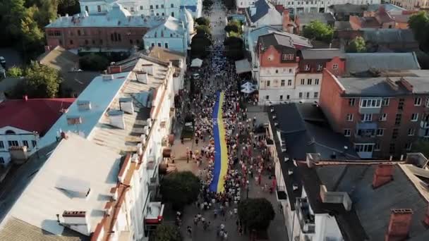 Drone Skott Många Människor Som Håller Enorm Flagga Ukraina Sumy — Stockvideo