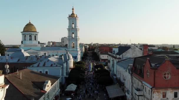 Drone Tourné Nombreuses Personnes Portant Énorme Drapeau Ukraine Sumy Cathédrale — Video