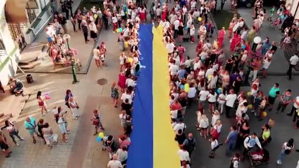 Drone Tiro Muitas Pessoas Segurando Uma Enorme Bandeira Ucrânia Sumy — Vídeo de Stock