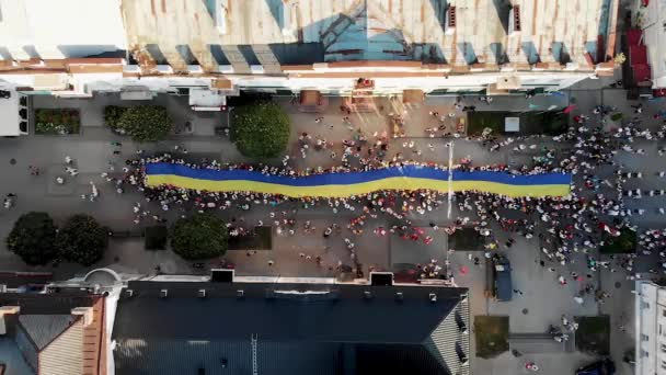 Drone Disparo Muchas Personas Con Una Gran Bandera Ucrania Sumy — Vídeos de Stock