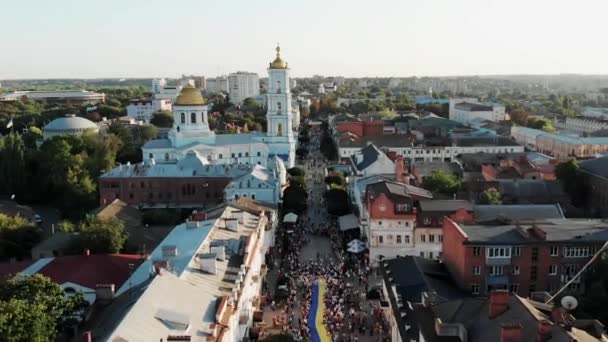 Drohnenangriffe Auf Viele Menschen Mit Einer Riesigen Ukrainischen Flagge Sumy — Stockvideo