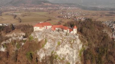 Bled kasabası yakınlarındaki Blaysko Gölü kıyısındaki bir dağın tepesindeki Kanlı Kale 'de. Slovenya 'daki eski bir şato İHA' yla çekildi. Yüksek dağlar. Pokljuka dağı yaylası