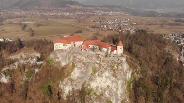 Castelo Bled Topo Uma Montanha Perto Lago Blaysko Perto Cidade — Vídeo de Stock