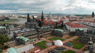 Drone Dresden 'ı vurdu. Zwinger İHA 'sından görüntü. Dresden 'deki saray binalarının mimari kompleksi. Porselen Müzesi. Dresden' deki eski ustaların galerisi..