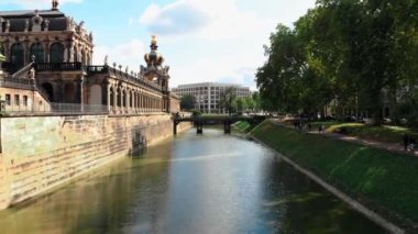 Drone Dresden 'ı vurdu. Zwinger İHA 'sından görüntü. Dresden 'deki saray binalarının mimari kompleksi. Porselen Müzesi. Dresden 'deki eski ustaların galerisi. Dresden 'in devlet sanat koleksiyonları.