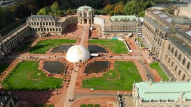 Drone Dresden 'ı vurdu. Zwinger İHA 'sından görüntü. Dresden 'deki saray binalarının mimari kompleksi. Porselen Müzesi. Dresden' deki eski ustaların galerisi..