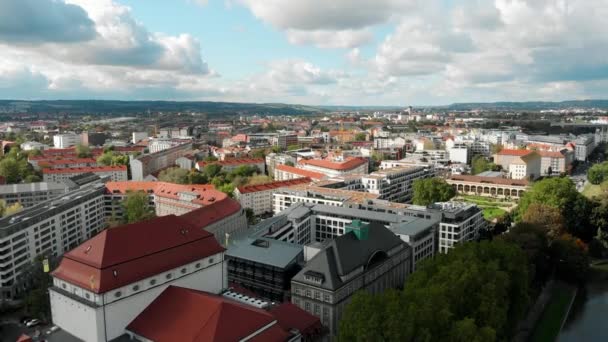 无人机射中了德累斯顿德国东部城市 联邦萨克森州的首府 德国城市的全景 城市建筑的无人机视图 德累斯顿的绿色庭院 — 图库视频影像