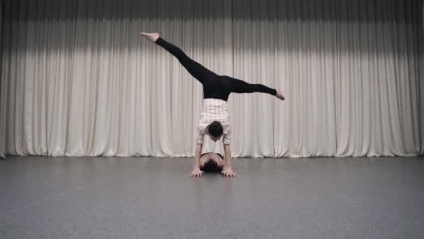 Acrobatic Duo Rehearses Stage Young Gymnasts Acrobatic Stunts Choreographic Movements — ストック動画