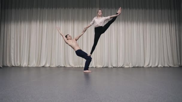 Acrobatic Duo Rehearses Stage Young Gymnasts Acrobatic Stunts Choreographic Movements — ストック動画