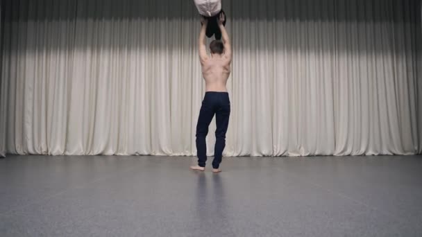Akrobatické Duo Nacvičuje Jevišti Mladí Gymnastky Dělají Akrobatické Kousky Choreografické — Stock video