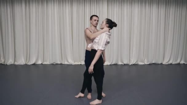Akrobatisk Duo Repeterar Scenen Unga Gymnaster Gör Akrobatiska Stunts Koreografiska — Stockvideo