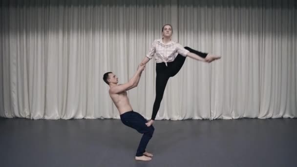 Akrobatyczne Próby Duetu Scenie Młodzi Gimnastycy Robią Akrobacje Ruch Choreograficzny — Wideo stockowe