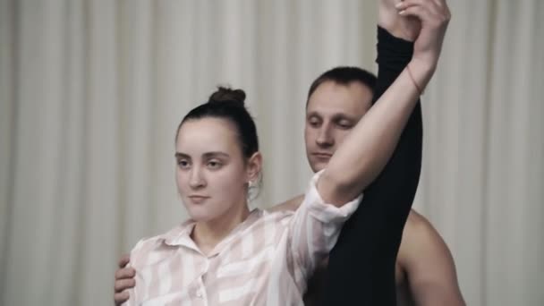 Akrobatyczne Próby Duetu Scenie Młodzi Gimnastycy Robią Akrobacje Ruch Choreograficzny — Wideo stockowe