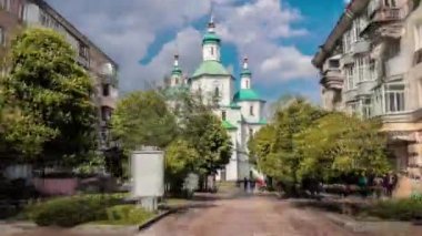 Zaman atlaması, hipersürat, Ukrayna. Diriliş Kilisesi Sumy 'nin tam merkezinde bulunan Ortodoks kilisesi. Şehirdeki en eski taş bina. Ukrayna Ortodoks Kilisesi İşletme Kilisesi