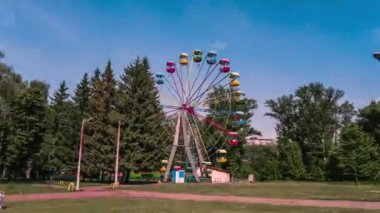 Central Park 'taki dönme dolap Sumy' deki Kozhedub 'dan sonra isimlendirildi. Zaman atlaması, Ukrayna. Kameraya zum yap ve çekimi tersten çek. Yazın cazibe.